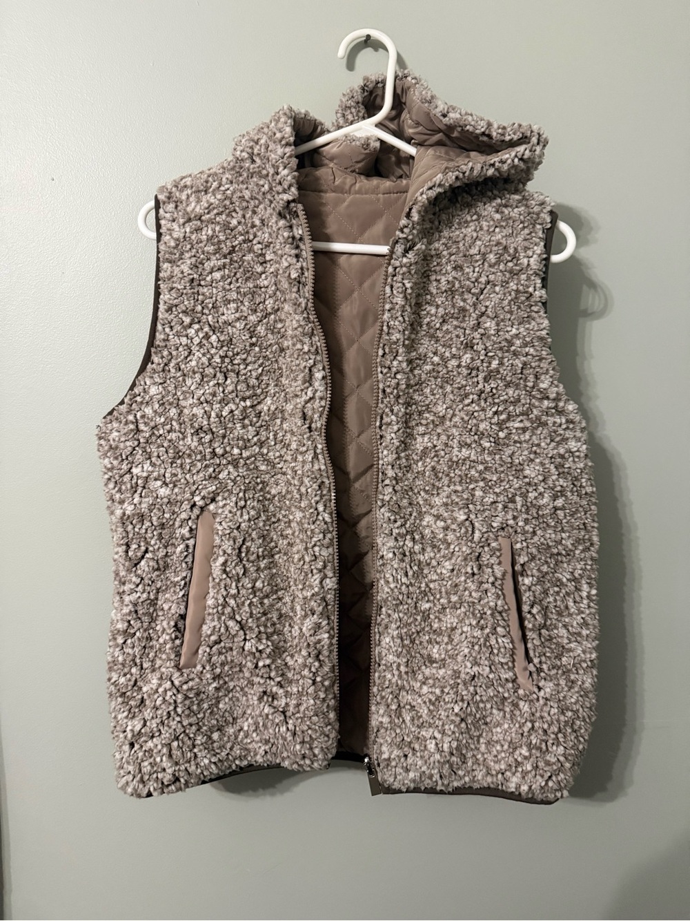 NWT CoffeeShop Taupe Reversible Sherpa Quilted Hooded Vest - Size Medium